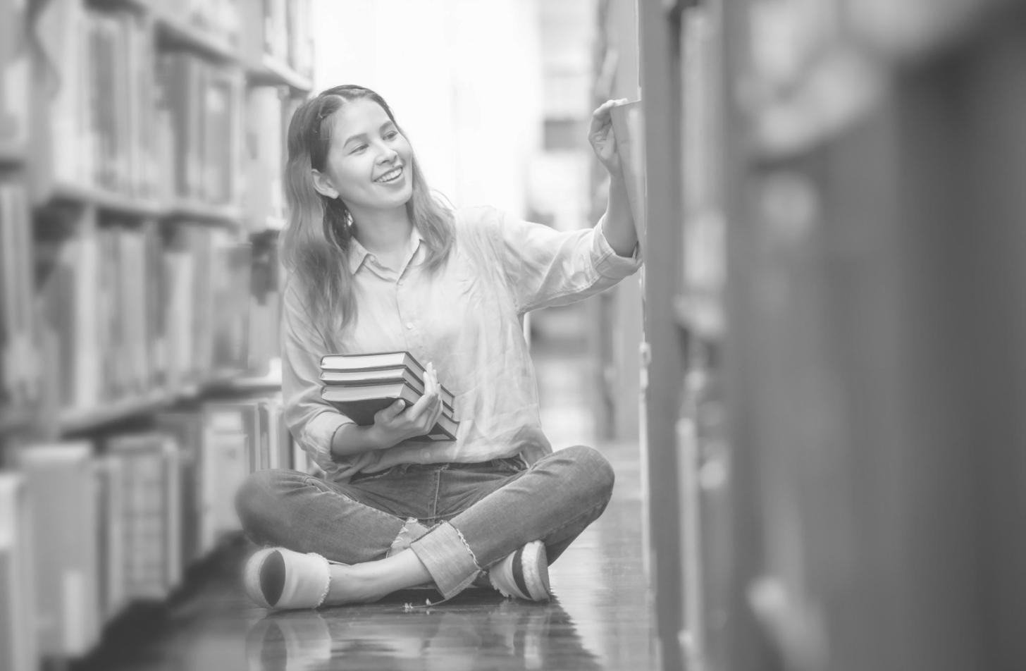 Frau analysiert Finanzunterlagen mit Laptop