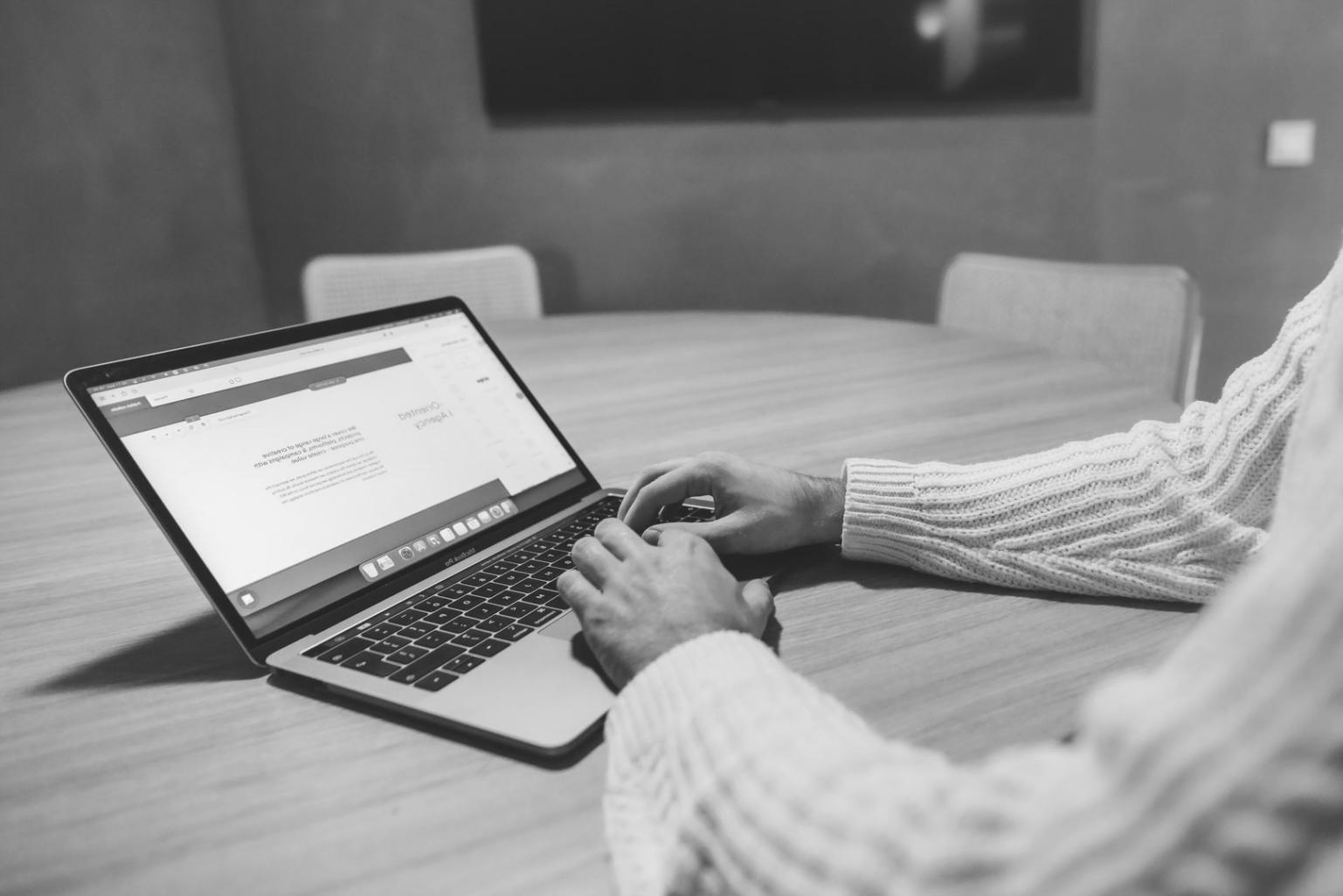 Budgetplanung am Schreibtisch mit Taschenrechner und Unterlagen